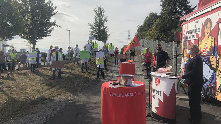 Gegen die Verlegung von 85 Arbeitsplätzen von Marktheidenfeld weg protestierten am Donnerstagmittag viele Angestellte des Elektronik-Konzerns Schneider Electric. Gegen die Verlegung von 85 Arbeitsplätzen von Marktheidenfeld weg protestierten am Donnerstagmittag viele Angestellte des Elektronik-Konzerns Schneider Electric.