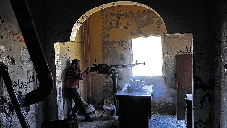 Warten auf den Feind: Ein Kämpfer der syrischen Rebellen hat sich in einem Haus in Aleppo verschanzt. Warten auf den Feind: Ein Kämpfer der syrischen Rebellen hat sich in einem Haus in Aleppo verschanzt.