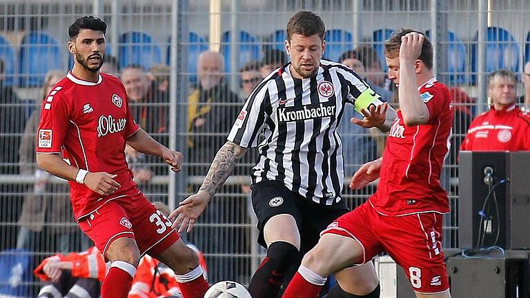 Kickers überraschen mit 1:0-Sieg gegen Eintracht Frankfurt - Testspiel-Sieg für die Würzburger Kickers gegen Eintracht Frankfurt: Hier bearbeiteten Elia Soriano (links) und Emanuel Taffertshofer Eintracht-Kapitän Marco Russ. Foto: Fabian Frühwirth Kickers überraschen mit 1:0-Sieg gegen Eintracht Frankfurt - Testspiel-Sieg für die Würzburger Kickers gegen Eintracht Frankfurt: Hier bearbeiteten Elia Soriano (links) und Emanuel Taffertshofer Eintracht-Kapitän Marco Russ. Foto: Fabian Frühwirth