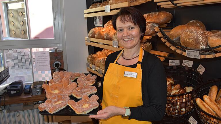 Faschingszeit ist Krapfenzeit. Die Bäckerei Degetsmühle in Bischofsheim ist für ihre speziellen 'Finger-Krapfen' bekannt, die Angelika Enders stolz in der Bäckerei präsentiert. Faschingszeit ist Krapfenzeit. Die Bäckerei Degetsmühle in Bischofsheim ist für ihre speziellen 'Finger-Krapfen' bekannt, die Angelika Enders stolz in der Bäckerei präsentiert.
