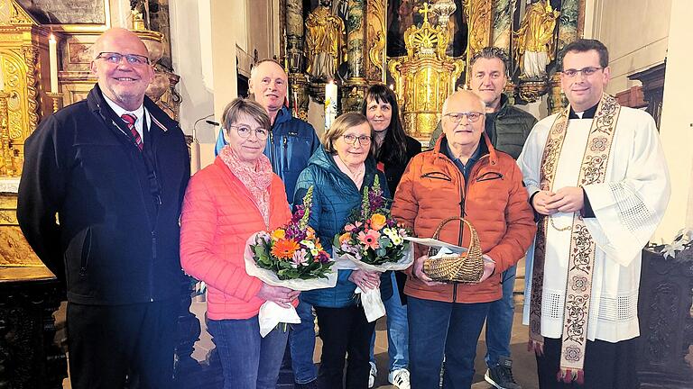 Auf dem Foto (von links): Kirchenpfleger Jürgen Ditterich,  Heidi Voll, Kirchenrat Bruno Ditterich, Marianne Hahn, Kirchenrätin Bettina Schönfelder, Otto Hahn, Kirchenrat Thorsten Ditterich und Pfarrer Johannes Werst.