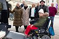 Evi Gerhard testete die selbstständige Ein- und Ausfahrt in den Wagen. Mit dabei waren (von links)&nbsp; Sozialreferentin Dr. Hülya Düber, Holger Klier (Geschäftsführer, Vorstand Taxi Wü eG), Sandra Michel (Inklusionsbeauftragte Stadt Würzburg), Stella Münch (Beratungsstelle für Menschen mit Behinderung Stadt Würzburg), Marco Schmid (Vorstand Taxi Würzburg eG), Uwe Zimmermann (Leiter Allgemeine Bürgerdienste Stadt Würzburg) und Andreas Prell (Taxi Würzburg eG).