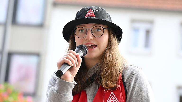 Teile der Auszubildenden aus den Industriebetrieben haben im Vorfeld der Tarifverhandlungen in der Metall- und Elektroindustrie im vergangenen Jahr für höhere Löhne demonstriert. Das Bild zeigt Julia Spörl bei einer Rede auf einer Kundgebung der IG Metall am 29. Oktober vor dem Schweinfurter Zeughaus. Teile der Auszubildenden aus den Industriebetrieben haben im Vorfeld der Tarifverhandlungen in der Metall- und Elektroindustrie im vergangenen Jahr für höhere Löhne demonstriert. Das Bild zeigt Julia Spörl bei einer Rede auf einer Kundgebung der IG Metall am 29. Oktober vor dem Schweinfurter Zeughaus.