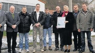 Ehrungen im Zementwerk Lengfurt: (von links) Bürgermeister Norbert Endres, Betriebsratsvorsitzender Wilhelm Schwerdhöfer, Jochen Steininger, Ralf Golz, Stefan Dippner, Uwe Schwabe, Elke Hahmann, Bernd Seufert, Christoph Michel und der scheidende Werksdirektor Christoph Hommertgen. Ehrungen im Zementwerk Lengfurt: (von links) Bürgermeister Norbert Endres, Betriebsratsvorsitzender Wilhelm Schwerdhöfer, Jochen Steininger, Ralf Golz, Stefan Dippner, Uwe Schwabe, Elke Hahmann, Bernd Seufert, Christoph Michel und der scheidende Werksdirektor Christoph Hommertgen.