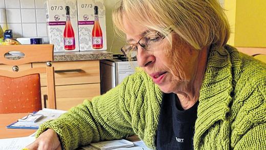 Lange Listen, großer Bedarf: Die Kreuzchen hinter den Namen zeigen Isolde Welbers, wer wann Waren abgeholt hat.
