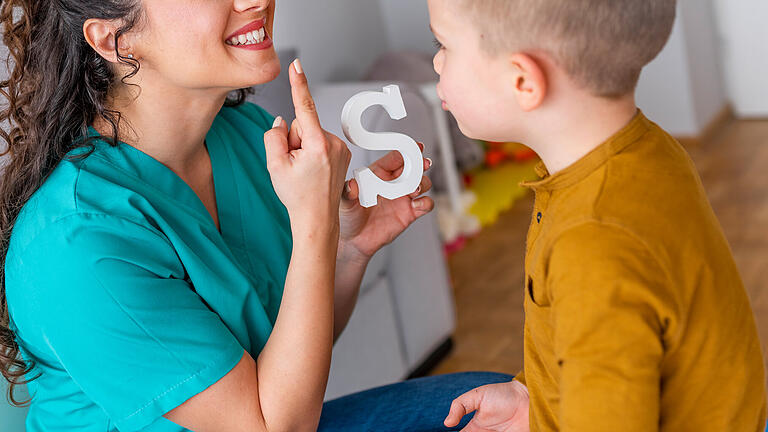 Kein Einzelunterricht mehr. Die Stadt Würzburg reagiert auf den Kinderporno-Fall mit verschärften Auflagen in Tagesstätten. Dafür ernten die Verantwortlichen auch Kritik (Symbolbild). Kein Einzelunterricht mehr. Die Stadt Würzburg reagiert auf den Kinderporno-Fall mit verschärften Auflagen in Tagesstätten. Dafür ernten die Verantwortlichen auch Kritik (Symbolbild).