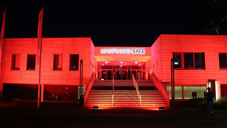 Illumination der Eingangsseite: Auch die Mainfrankensäle in Veitshöchheim beteiligten sich an der bundesweiten Aktion 'Night of Light', um auf die dramatische Lage der Veranstaltungswirtschaft hinzuweisen.&nbsp;
