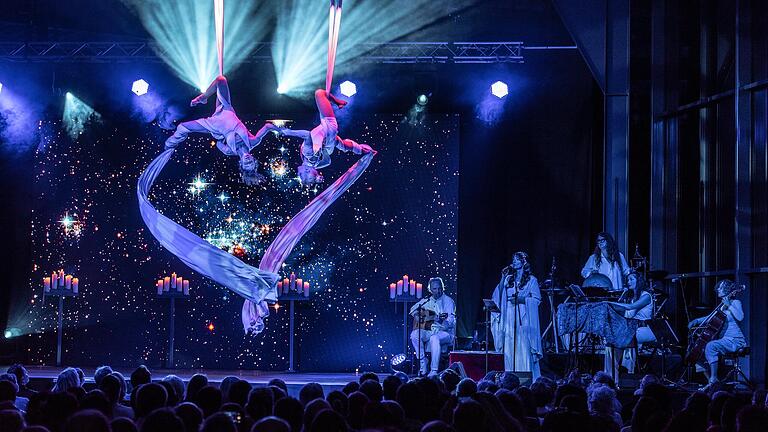 Vom 11. bis 20. Mai findet das Internationale Varietéfestival in Sennfeld statt. Am Sonntag, 21. Mai,&nbsp; findet noch eine Zusatz-Show der Abschlussgala statt. Veranstalter und Künstler Dirk Denzer begleitet mit seiner neuen Band 'Jadoo Ananda', rechts im Bild,  die Shows. So ähnlich wie in diesem Bild kann man sich die Atmosphäre im Zelt auf der Freizeitanlage in Sennfeld (Lkrs. Schweinfurt) vorstellen.