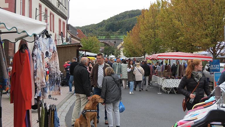 Auf dem Markt war immer etwas los, Junge, Alte und auch die tierischen Begleiter waren mit von der Partie. - Auf dem Markt war immer etwas los, Junge, Alte und auch die tierischen Begleiter waren mit von der Partie. Auf dem Markt war immer etwas los, Junge, Alte und auch die tierischen Begleiter waren mit von der Partie. - Auf dem Markt war immer etwas los, Junge, Alte und auch die tierischen Begleiter waren mit von der Partie.