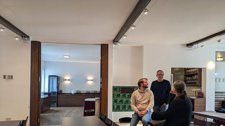 Kilian Düring (l.), Stefan Richter und Ines-Ulrike Rudolph besprechen die Treibhaus-Menus im Veranstaltungssaal des El Moro.       -  Kilian Düring (l.), Stefan Richter und Ines-Ulrike Rudolph besprechen die Treibhaus-Menus im Veranstaltungssaal des El Moro.