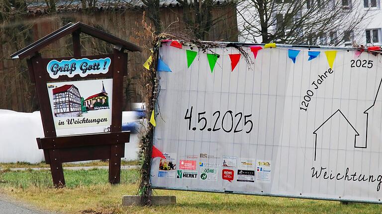 Plakate weisen darauf hin, dass am 4. Mai in Weichtungen groß gefeiert wird.       -  Plakate weisen darauf hin, dass am 4. Mai in Weichtungen groß gefeiert wird.