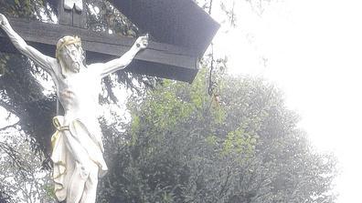 Neuer Corpus: Das renovierte Landkreiskreuz in Hausen wurde gesegnet.