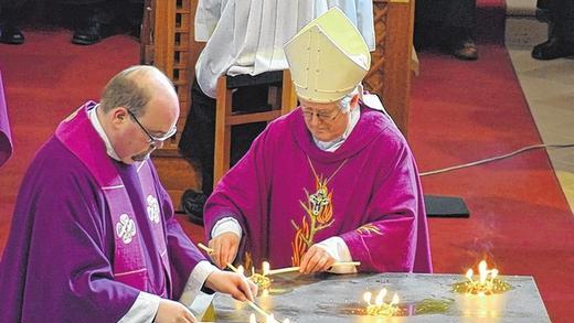 Bischof Friedhelm Hofmann und Stadtpfarrer Sven Johannsen entzünden während des Weiheaktes auf dem neuen Altar fünf heilige Feuer. Bischof Friedhelm Hofmann und Stadtpfarrer Sven Johannsen entzünden während des Weiheaktes auf dem neuen Altar fünf heilige Feuer.