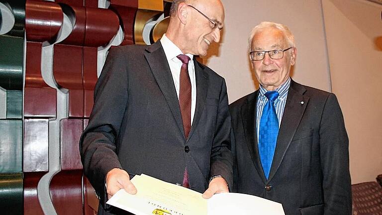 Landrat Wilhelm Schneider (links) überreichte an Rudolf Handwerker die Ernennungsurkunde zum Altlandrat.