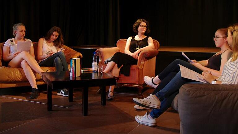 Beim Literaturtag am Marktheidenfelder Gymnasium konfrontierten (von links) Annika Schreck, Clara Schwab, Melina Bohn und Lea Kasamas die Autorin Isabelle Lehn mit ihrem Lob und ihrer Kritik.