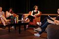 Beim Literaturtag am Marktheidenfelder Gymnasium konfrontierten (von links) Annika Schreck, Clara Schwab, Melina Bohn und Lea Kasamas die Autorin Isabelle Lehn mit ihrem Lob und ihrer Kritik.