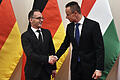 Peter Szijjarto (rechts), Außenminister von Ungarn, begrüßt Heiko Maas, Bundesaußenminister.
