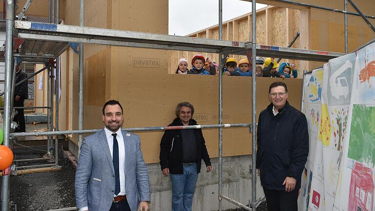 Neben den Kindern im Hintergrund freuten sich auch (von links) Bürgermeister Michael Werner, Architekt Andreas Konopatzki und Dekan Andreas Krefft über das Richtfest im Kindergarten Mariä Himmelfahrt. Neben den Kindern im Hintergrund freuten sich auch (von links) Bürgermeister Michael Werner, Architekt Andreas Konopatzki und Dekan Andreas Krefft über das Richtfest im Kindergarten Mariä Himmelfahrt.