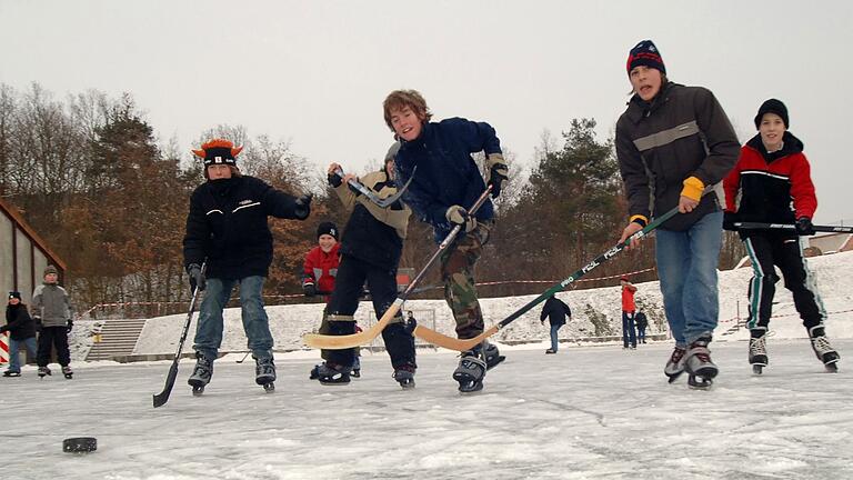 Der Kommunikationsplatz in Thüngersheim, hier ein Archivbild aus dem Jahr 2006, taugt im Winter auch als Eisbahn.
