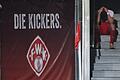 Frust pur: Kickers-Akteur David Kopacz kauert nach seiner Gelb-Roten Karte im Spiel gegen Braunschweig auf der Treppe im Spielertunnel.