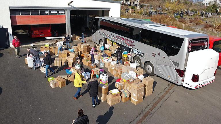 Reges Treiben herrscht am Freitagmorgen vor der Bushalle von Leinach Tours. Zahlreiche Bürgerinnen und Bürger spenden für den Hilfstransport in die Ukraine. Reges Treiben herrscht am Freitagmorgen vor der Bushalle von Leinach Tours. Zahlreiche Bürgerinnen und Bürger spenden für den Hilfstransport in die Ukraine.
