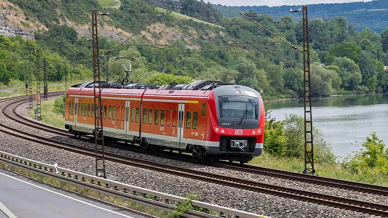 Eine Regionalbahn zwischen Stetten und Karlstadt: In Main-Spessart war die Nachfrage nach dem 9-Euro-Ticket offenbar groß.