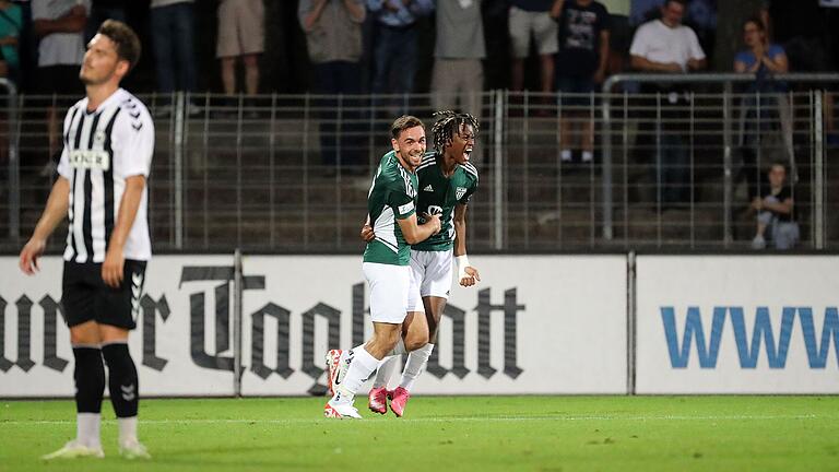 v.li.: Severo Sturm (1. FC Schweinfurt 05), Hans Anapak (1. FC Schweinfurt 05) jubeln über das Tor zum 2:1 v.li.: Severo Sturm (1. FC Schweinfurt 05), Hans Anapak (1. FC Schweinfurt 05) jubeln über das Tor zum 2:1