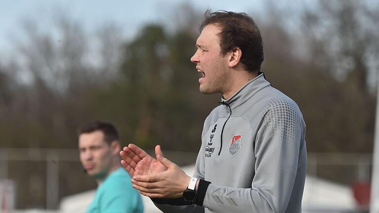 Trainer Julian Grell (TSV Aubstadt) hofft auf einen Heimsieg seiner Mannschaft gegen die SpVgg Bayreuth. Trainer Julian Grell (TSV Aubstadt) hofft auf einen Heimsieg seiner Mannschaft gegen die SpVgg Bayreuth.