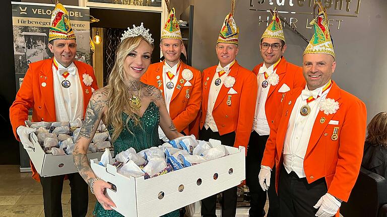 Die Krapfen-Botschafter (von links) Bäckermeister Christian Englert, Prinzessin Katharina I., die Elferräte Phil Rathmann, Ralph Rosenberger und Abdalla Suheib sowie Präsident Georg Göbel. Die Krapfen-Botschafter (von links) Bäckermeister Christian Englert, Prinzessin Katharina I., die Elferräte Phil Rathmann, Ralph Rosenberger und Abdalla Suheib sowie Präsident Georg Göbel.