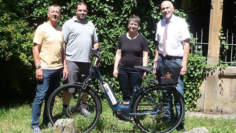 Über das E-Bike als Dienstfahrrad des Stadtbauamts freuen sich (von links) der Mitarbeiter des Stadtbauamts, Jürgen Kneißl, Bauhofleiter Michael Finster, Stadtbaumeisterin Maria Hoffmann und Zweiter Bürgermeister Erich Servatius. Über das E-Bike als Dienstfahrrad des Stadtbauamts freuen sich (von links) der Mitarbeiter des Stadtbauamts, Jürgen Kneißl, Bauhofleiter Michael Finster, Stadtbaumeisterin Maria Hoffmann und Zweiter Bürgermeister Erich Servatius.