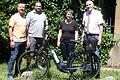 Über das E-Bike als Dienstfahrrad des Stadtbauamts freuen sich (von links) der Mitarbeiter des Stadtbauamts, Jürgen Kneißl, Bauhofleiter Michael Finster, Stadtbaumeisterin Maria Hoffmann und Zweiter Bürgermeister Erich Servatius.
