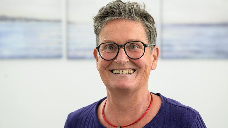 Susanne Porzelt ist Sozialpädagogin und Familientherapeutin und arbeitet bei Wildwasser nicht nur mit Betroffenen, sondern auch mit besorgten Fachkräften und Angehörigen, die einen Verdacht haben, dass sexueller Missbrauch einer Schutzbefohlenen vorliegen könnte. Susanne Porzelt ist Sozialpädagogin und Familientherapeutin und arbeitet bei Wildwasser nicht nur mit Betroffenen, sondern auch mit besorgten Fachkräften und Angehörigen, die einen Verdacht haben, dass sexueller Missbrauch einer Schutzbefohlenen vorliegen könnte.