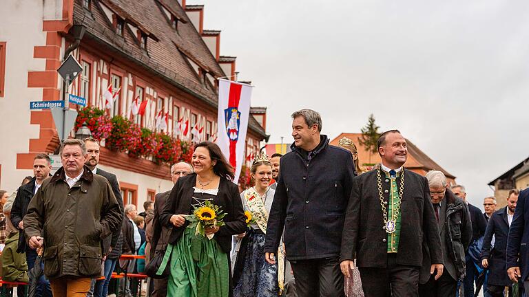 Ministerpräsident Markus Söder war Ehrengast beim Grafenrheinfelder Erntedank-Umzug. Zuvor fand ein Empfang im Rathaus statt.