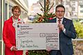 Sozialdezernentin Elisabeth Krug freut sich über den symbolischen Scheck: Landrat Christoph Schauder verzichtet auf Weihnachtspost und unterstützt den Jugendfonds des Main-Tauber-Kreises.