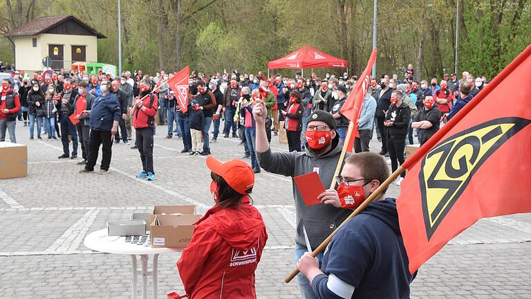 Über 300 Teilnehmer beteiligten sich an einer Protestkundgebung der IG Metall in Mellrichstadt anlässlich des Austritts der Firma Reich aus dem Arbeitgeberverband. Über 300 Teilnehmer beteiligten sich an einer Protestkundgebung der IG Metall in Mellrichstadt anlässlich des Austritts der Firma Reich aus dem Arbeitgeberverband.