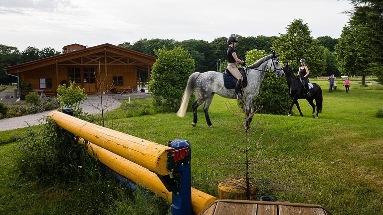Derzeit sind zwölf Geländehindernisse auf dem Hambacher Lindenhof mit dem neuen MIM System ausgestattet Derzeit sind zwölf Geländehindernisse auf dem Hambacher Lindenhof mit dem neuen MIM System ausgestattet