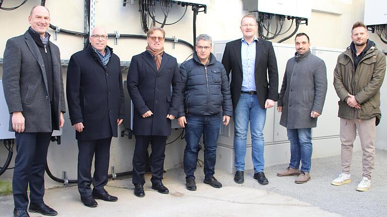 Die Einweihung der Photovoltaikanlage bei der Firma Jopp in der Gartenstraße wurde mit einer Feierstunde begangen. Von links: Detlef Gensler (Leiter Firmenkundenbetreuung bei der Sparkasse), Sparkassenvorstand Georg Straub, Jopp-Geschäftsführer Martin Büchs, Carlo Jacopino (Leiter der Betriebstechnik bei Jopp), Christoph Hergenhahn (Leiter Netzbetrieb beim Überlandwerk), Bürgermeister Michael Werner und Patrick Pfenning (Projektmanager bei der Firma Suntec).