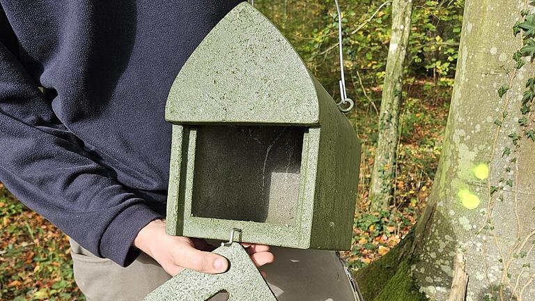 Nisthilfen für Vögel und Fledermäuse ersetzen die Quartiere, die je ein Biotopbaum bietet. Ein Jahr bevor ein solcher gefällt wird, müssen die Kästen aufgehängt werden. Nisthilfen für Vögel und Fledermäuse ersetzen die Quartiere, die je ein Biotopbaum bietet. Ein Jahr bevor ein solcher gefällt wird, müssen die Kästen aufgehängt werden.