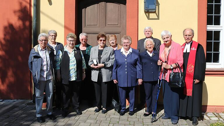 Vor 60, 70 und 75 Jahren wurden konfirmiert: Christa Haubenreich, Anneliese Hartmann, Margit Wallrath, Ursula Müller, Erika Prinz, Magdalena Stahl, Margarete Pflaum, Christine Kaiser, Bernhard Ulm, Margarete Roß mit Pfarrer Hans Gernert. Vor 60, 70 und 75 Jahren wurden konfirmiert: Christa Haubenreich, Anneliese Hartmann, Margit Wallrath, Ursula Müller, Erika Prinz, Magdalena Stahl, Margarete Pflaum, Christine Kaiser, Bernhard Ulm, Margarete Roß mit Pfarrer Hans Gernert.