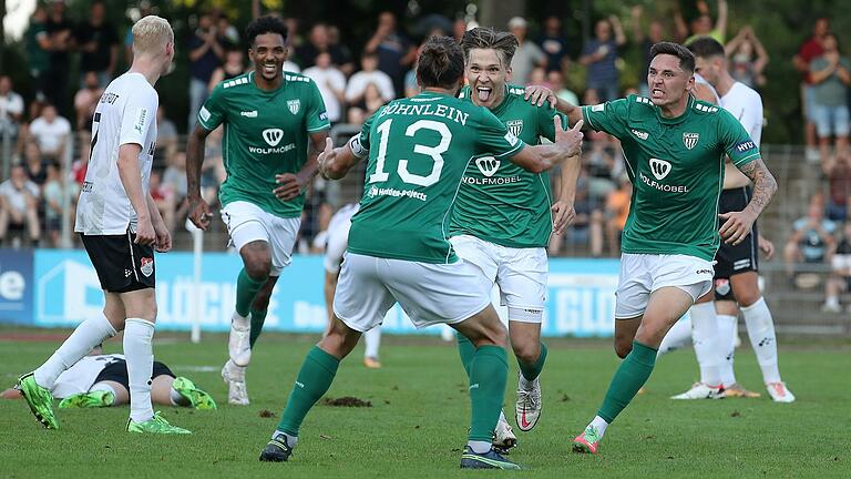 Hat der FC 05 auch in Illertissen Grund zum Jubeln? In dieser Szene feiern die Schweinfurter (in grün, von links) Michael Dellinger, Kristian Böhnlein, Sebastian Müller und Martin Thomann das Tor zum 1:0 gegen Aubstadt beim Punktspiel-Auftakt im Juli. Hat der FC 05 auch in Illertissen Grund zum Jubeln? In dieser Szene feiern die Schweinfurter (in grün, von links) Michael Dellinger, Kristian Böhnlein, Sebastian Müller und Martin Thomann das Tor zum 1:0 gegen Aubstadt beim Punktspiel-Auftakt im Juli.
