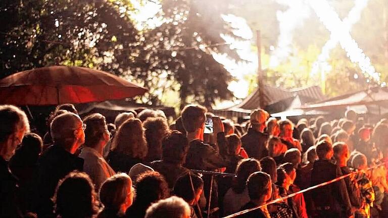 Spektakulär: Die Hafenlohrer Musik-Feuer-Show &bdquo;Boach in Flamme&ldquo; zog Hunderte von Besuchern in ihren Bann.