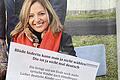 Rassismus pur: Ein Unbekannter hat das Wahlplakat der Dittelbrunner Gemeinderatskandidatin Jasmin Singh-Neckermann mit einem beleidigenden, hetzerischen Kommentar beklebt. Sie wird rechtliche Schritte einleiten.