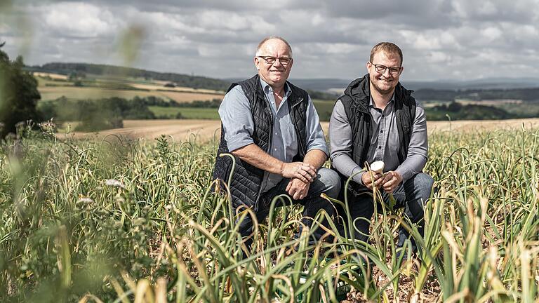 Markus Werner (links) und Andreas Türk (rechts) haben sich auf den Anbau von Alternativ-Kulturen im Streutal spezialisiert. Markus Werner (links) und Andreas Türk (rechts) haben sich auf den Anbau von Alternativ-Kulturen im Streutal spezialisiert.
