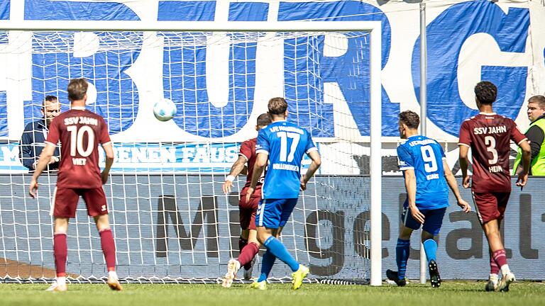 1. FC Magdeburg - Jahn Regensburg       -  Martijn Kaars (r) trifft für Magdeburg zur Führung.