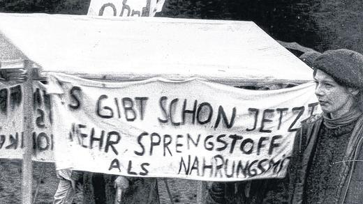 Ostermarsch 1983: Rund 200 Menschen mit „Kind und Kegel“ waren mit dabei. FOTO: Main-Post/Stadtarchiv Ostermarsch 1983: Rund 200 Menschen mit „Kind und Kegel“ waren mit dabei. FOTO: Main-Post/Stadtarchiv