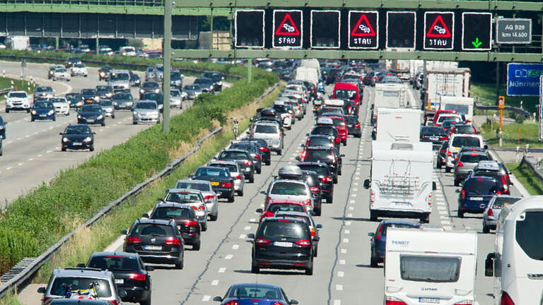 Stau (Symbolbild)       -  Die Situation auf den bayerischen Autobahnen droht zu eskalieren: Urlaubsbeginn und Baustellen sorgen für ein heißes Stauwochenende.