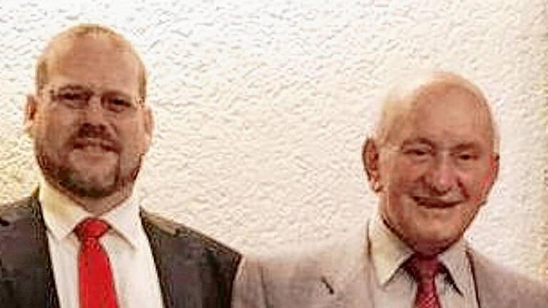 Für 60 Jahre Treue zur SPD ehrte Vorsitzender Jochen Kraft den Euerbacher Walter Hetz.