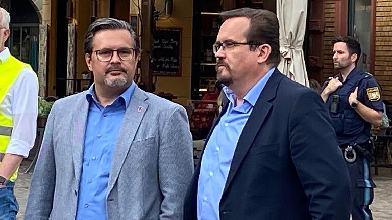 Die Doppelgänger Christian Holzemer (Bürgermeister von Frammersbach) und Ingo Schneider (Schulleiter Friedrich-List-Gymnasium Gemünden) beim Besuch von Minister Hubertus Heil in Karlstadt. Die Doppelgänger Christian Holzemer (Bürgermeister von Frammersbach) und Ingo Schneider (Schulleiter Friedrich-List-Gymnasium Gemünden) beim Besuch von Minister Hubertus Heil in Karlstadt.