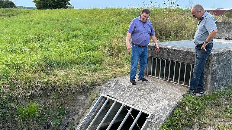 Auch am Rückhaltebecken ist der Biber dabei, die Wasserdrosselung zu verschließen, sagen (von links) Bürgermeister Josef Demar und Klaus Dahinten. Auch am Rückhaltebecken ist der Biber dabei, die Wasserdrosselung zu verschließen, sagen (von links) Bürgermeister Josef Demar und Klaus Dahinten.
