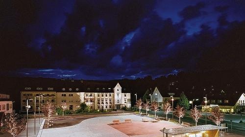 Das Bild zeigt den mit Städtebauförderungsmitteln geförderten neuen Rathausplatz in Wildflecken bei Nacht. Das Bild zeigt den mit Städtebauförderungsmitteln geförderten neuen Rathausplatz in Wildflecken bei Nacht.